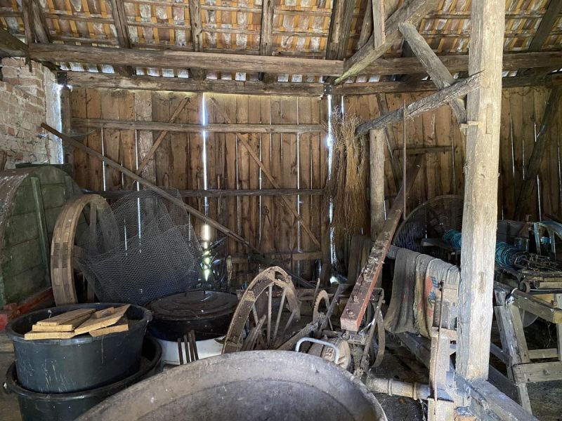 Datei:Schuppen im Haus im Moos.jpg